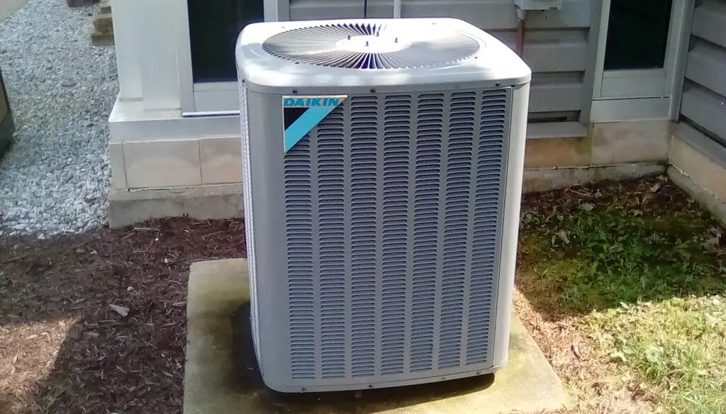 Installation de panneaux solaires par le Groupe Verlaine à Bourgoin-Jallieu